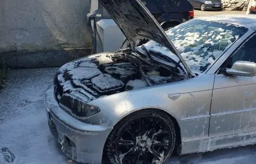 измиване на двигател на автомобил